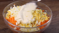 Zdravý salát s mrkví a vejci