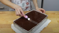 Kakaový piškot se smetanovým krémem a čokoládovou polevou