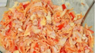 Lehký mrkvový salát s kuřecím masem a paprikou
