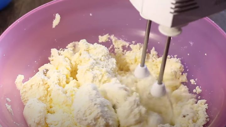 Krémový koláč s broskvemi