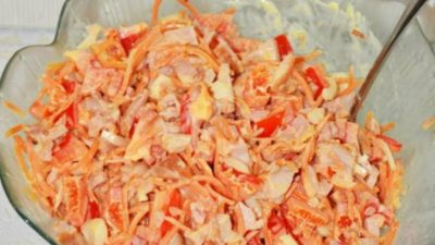 Lehký mrkvový salát s kuřecím masem a paprikou