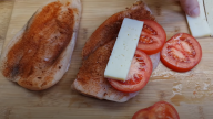 Kořeněná kuřecí prsíčka se sýrem a rajčetem