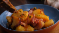 Zapečené brambory s cibulí a slaninou