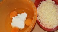 Smažený chléb obalovaný ve vejcích se strouhaným sýrem