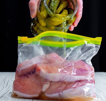 Vepřové kotletky marinované v láku z kyselých okurek