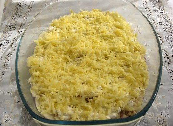 Zapečená kuřecí prsa s bramborami a sýrem