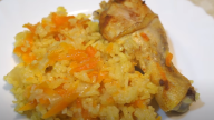 Kuřecí stehna s dušenou rýží a mrkví