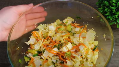 Zdravý zeleninový salát z čínského zelí