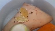 Vařené vepřové koleno s česnekem a mrkví