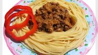 Špagety s rajčatovou omáčkou a mletým masem