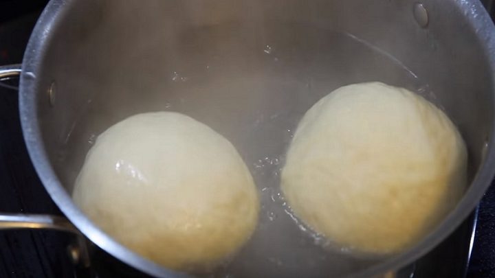 Jednoduchý recept na nadýchané, křupavé a lahodné housky přímo jako z pekárny