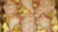 Pečená kuřecí stehýnka s bramborami