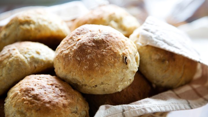 Jednoduchý recept na nadýchané, křupavé a lahodné housky přímo jako z pekárny