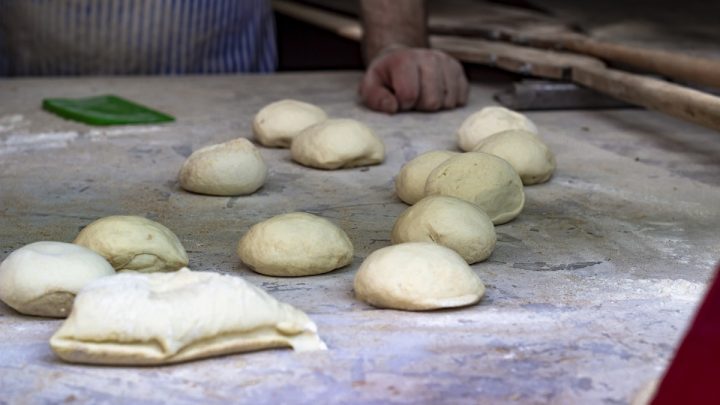 Jednoduchý recept na nadýchané, křupavé a lahodné housky přímo jako z pekárny