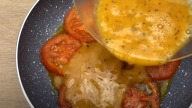 Vaječná omeleta s rajčaty a sýrem