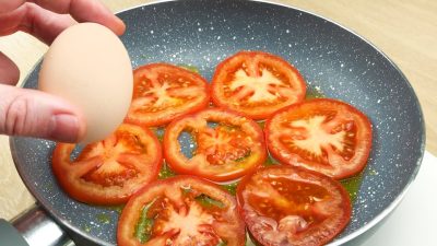 Vaječná omeleta s rajčaty a sýrem