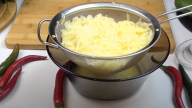 Křupavé a šťavnaté bramboráky se sýrem a šunkou
