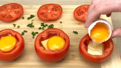 Pečená rajčata plněná sýrem a vajíčkem