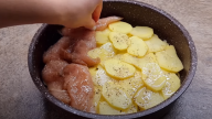 Zapečená kuřecí prsa s bramborami, sýrem a zeleninou