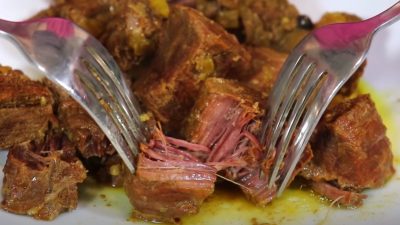 Dušené hovězí maso s cibulí, česnekem a kořením