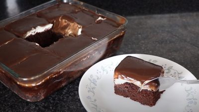 Kakaové řezy s mléčným krémem a čokoládovou polevou