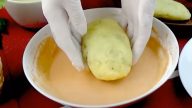 Smažené bramborové krokety se sýrem s masovou náplní a bylinkami