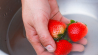 Víte, jak správně umýt jahody? A proč byste je měli ponořit do slané vody?