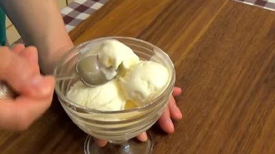 Výtečná domácí zmrzlina s příchutí vanilky
