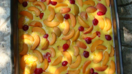 Jednoduchý koláč na plech s meruňkami a třešněmi