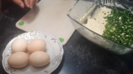 Smažené placky s vejci a zelenou cibulkou