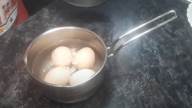 Smažené placky s vejci a zelenou cibulkou