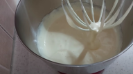 Koláč s vanilkovým krémem a citronovou glazurou