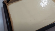Koláč s vanilkovým krémem a citronovou glazurou