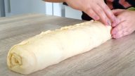 Domácí chléb s klobásou, mozzarellou a čerstvou bazalkou