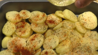 Zapečené brambory s mletým masem, sýrem a rajčaty