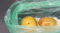 Pečené rané brambory v moučné krustě