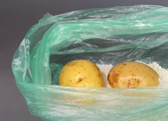 Pečené rané brambory v moučné krustě
