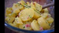 Salát z brambor, dušené šunky a cibule