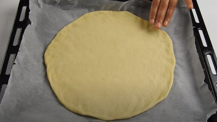 Slané kynuté koblihy plněné klobásou, sýrem a rajčaty