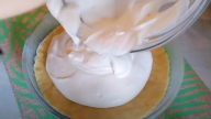 Máslový koláč s nadýchanou bílkovou náplní