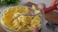 Smažený bramborový šnek s balkánským sýrem a česnekem
