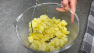 Smažené bramborové bochánky plněné šunkou a sýrem