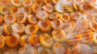 Domácí meruňkový kompot s máslem