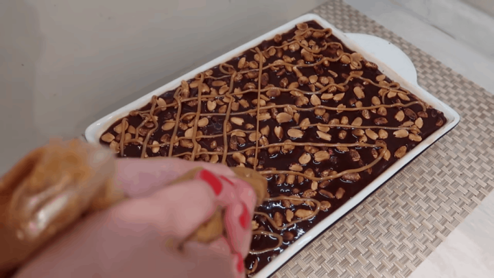 Nepečený dort Snickers s pudinkovým krémem a arašídy