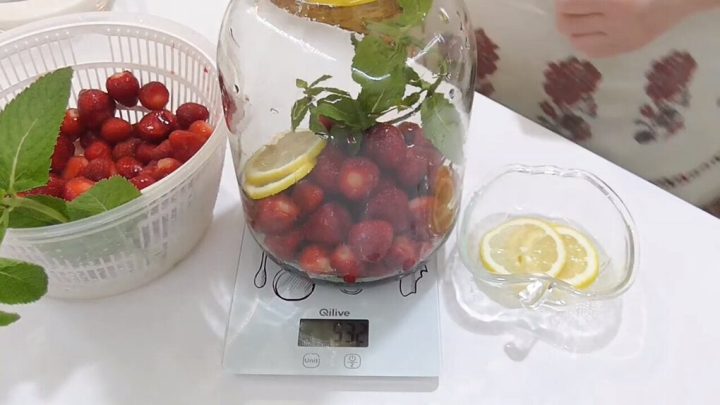 Osvěžující jahodové mojito s citrónem