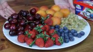 Neobvyklý koláč „Berry Basket“ z ovocných košíčků s tvarohovým krémem