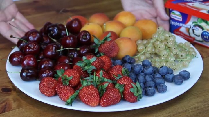 Neobvyklý koláč „Berry Basket“ z ovocných košíčků s tvarohovým krémem