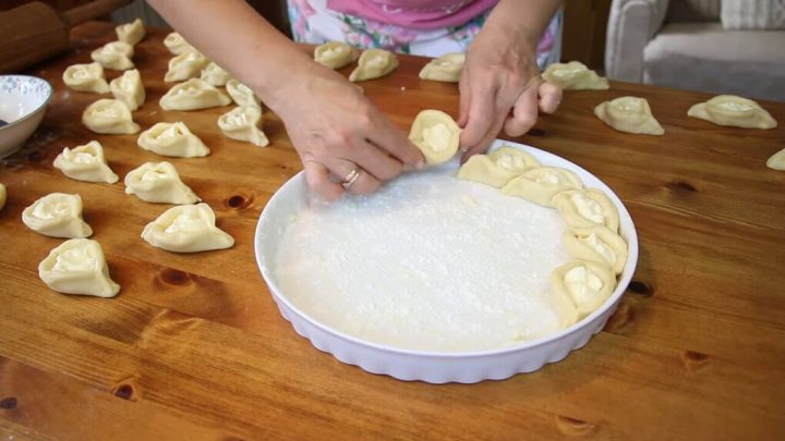 Neobvyklý koláč „Berry Basket“ z ovocných košíčků s tvarohovým krémem