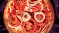 Nakládaný rajčatový salát s cibulí