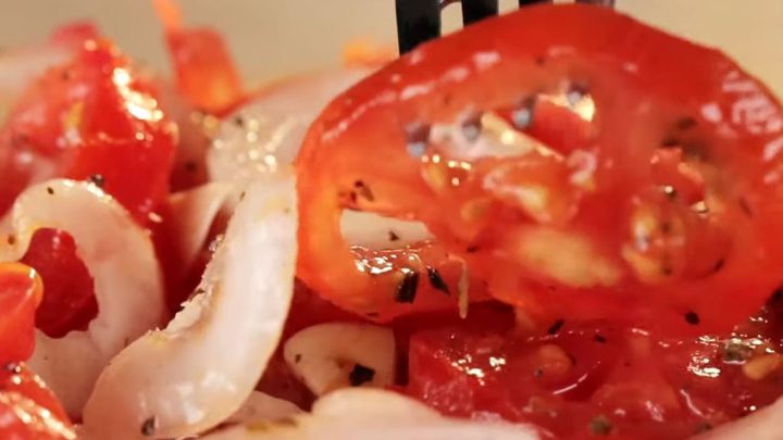 Nakládaný rajčatový salát s cibulí